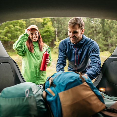 couple packing their car with hiking gear_1