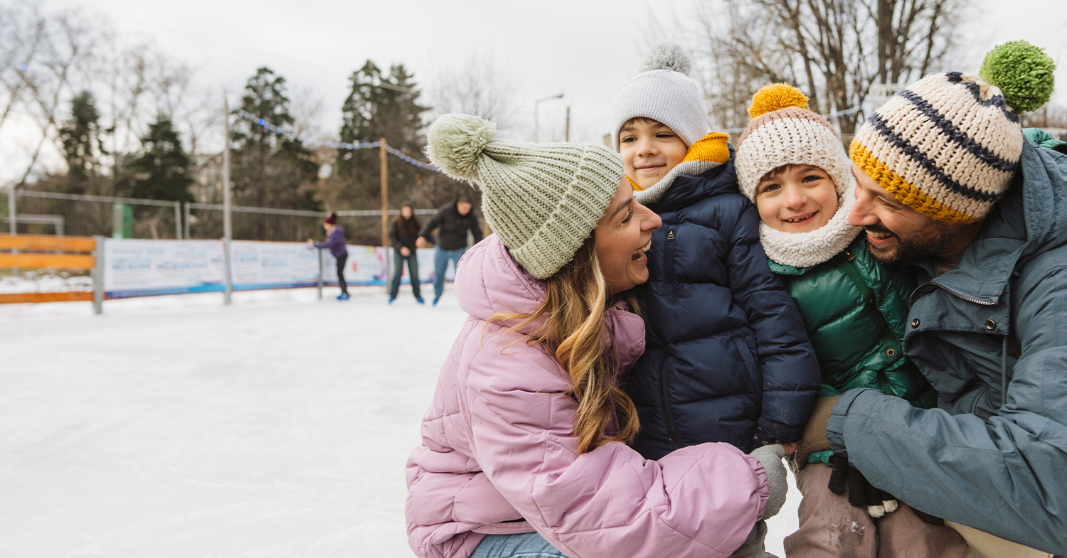 family on a skating rink in winter_1500x785