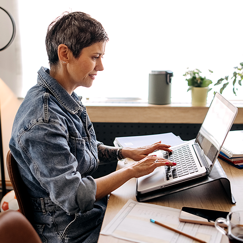 concerned woman sitting at her laptop 480x480